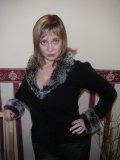 Sexy cougar with very big tatas boasting of the cleavage as deep as Grand Canyon
