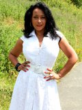 MILF exposes her gorgeous curvy body shamelessly while walking around city park